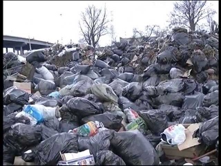Попытка властей спрятать мусор привела к пожару