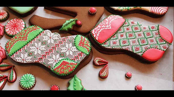 How to Pipe A Needlepoint Pattern with Royal Icing (aka Argyle Pattern on a Stocking