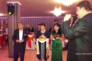 Самая гениальная встреча молодых на свадьбе.