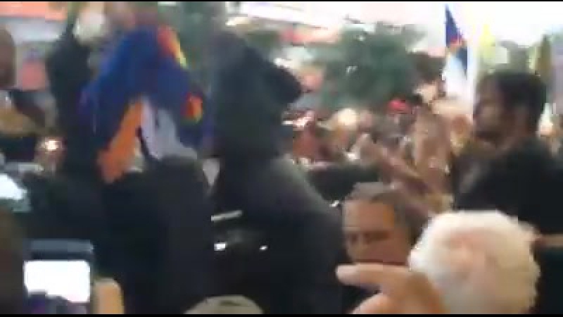 Bolsonaro sendo recepcionado em