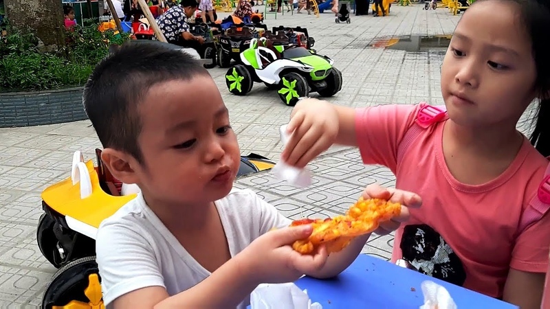 Gia Linh và em Cò nghỉ lái ô tô ăn điểm tâm xúc xích bim bim và bánh
