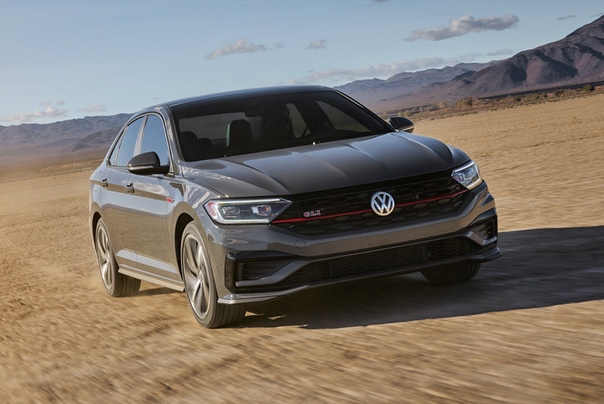 Новый Volswagen Jetta GLI: заряженный седан с сердцем GTI Фото: компания VolswagenМощный Golf по традиции имеет приставку GTI, но для аналогичной версии седана Jetta компания Volswagen