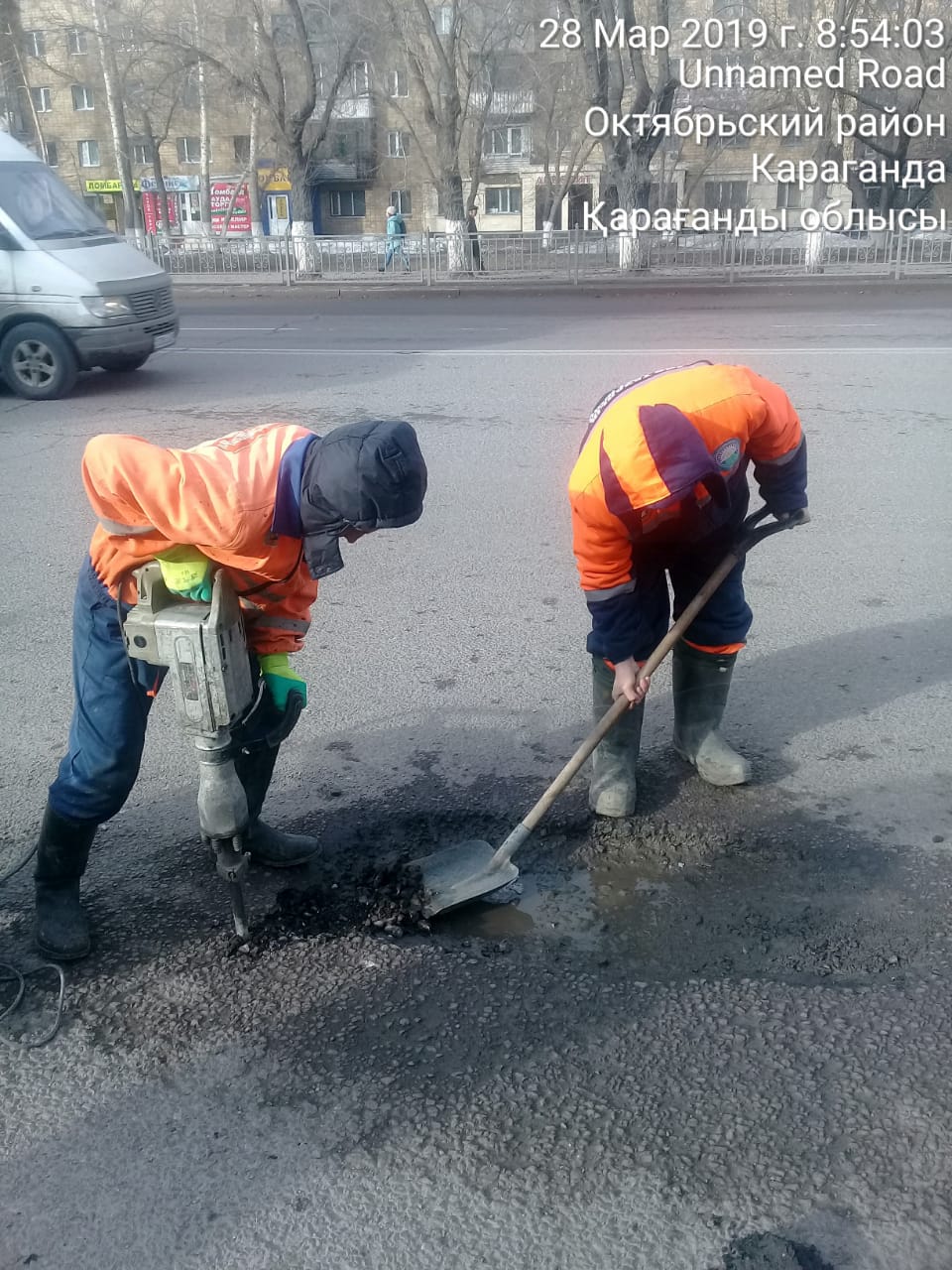 В Караганде начался ямочный ремонт