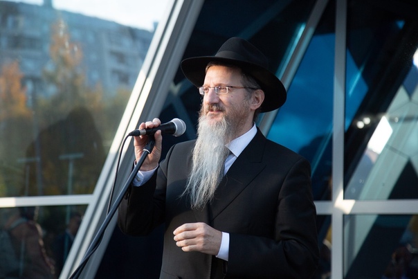 Главный раввин израиля ицхак йосеф. Раввин в синагоге. Ведущий в синагоге. Синагога любавических хасидов, москва. Ведущий в синагоге.