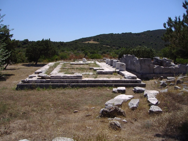 наос в архитектуре. пном бакенг камбоджа. немезида темпл в крыму. храм немезиды в рамнунте. храм в антах.