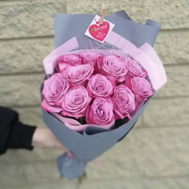 Букет из 11 роз мондиаль. Букет из 11 красных роз. Букет цветов в розовой обертке. Букет 11. Букет 11.