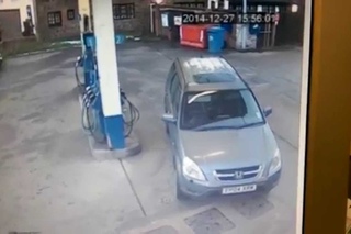 Баба на заправке