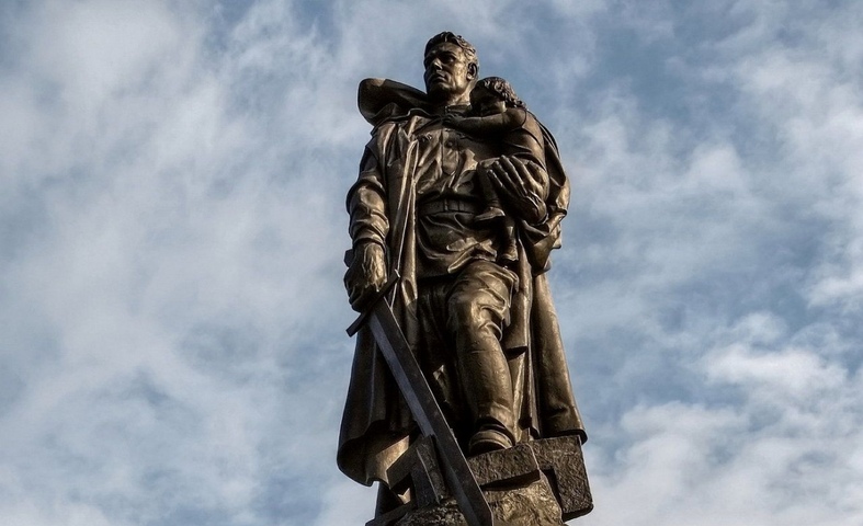 Фото солдата с девочкой на руках в берлине Фото солдата с девочкой на руках в берлине