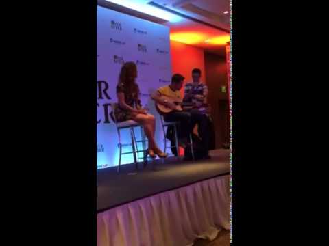 Sean cantando com a camisa do Brasil na Ever