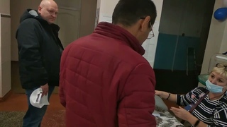 Проверка “надомного голосования“ на УИК 1351 г. Магнитогорска кандидатом от КПРФ Э. Рустамовым