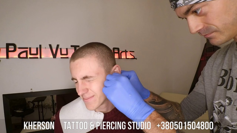 Man Ears Piercing. Пирсинг мочек ушей парню. Студия татуировки и
