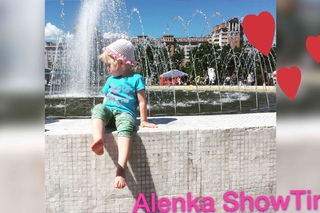 Аленка купается в фонтане =)